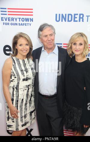 Katie Couric, Mark Greenberg, Stephanie Soechtig 05/03/2016 Los Angeles red carpet premiere evento per EPIX 'sotto la pistola" tenutasi presso il Samuel Goldwyn Theater di Beverly Hills, CA Foto di Izumi Hasegawa / HNW / PictureLux Foto Stock