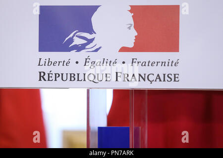 Motto della repubblica francese su di un cartone segno "Libertà, Uguaglianza, Fraternità' (Liberté, Equalité, Fraternité) Foto Stock