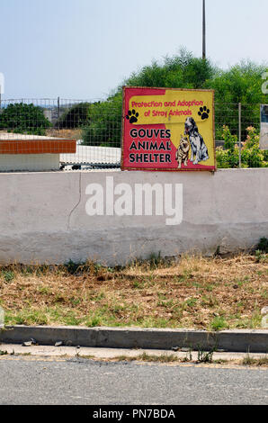 Creta, Greece-July 09, 2018: Banner di Gouves animal shelter che dice "Protezione e adattamento di animali randagi'. Foto Stock