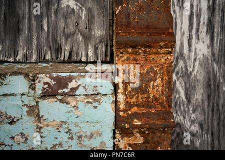 Un secolo vecchio edificio mostra l'età un erosione con legno essiccato e metallo arrugginito Foto Stock