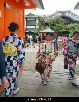 Le ragazze vestite in kimono affittato al santuario di Gion, Kyoto, Giappone. No signor o PR Foto Stock