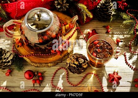 Nuovo anno di auguri: rosso tazza da tè, bacche Foto Stock