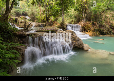 Bellissima vista di diverse piccole cascate presso il Tat Kuang Si cascate vicino a Luang Prabang in Laos in una giornata di sole. Foto Stock