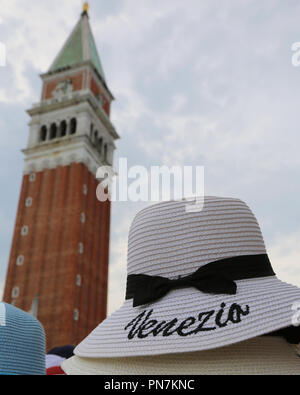 Molti cappello di paglia con testo Venezia in vendita in Venezia in Italia Foto Stock