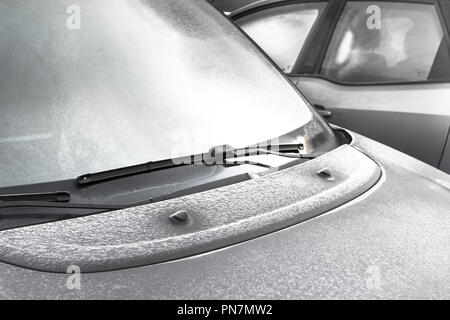 Close-up di un gelido auto. Sullo sfondo di un'altra auto. Ideale per i concetti. Foto Stock