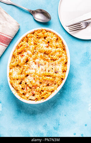 Mac e formaggi, pasta al forno con salsa al formaggio, vista dall'alto. Foto Stock