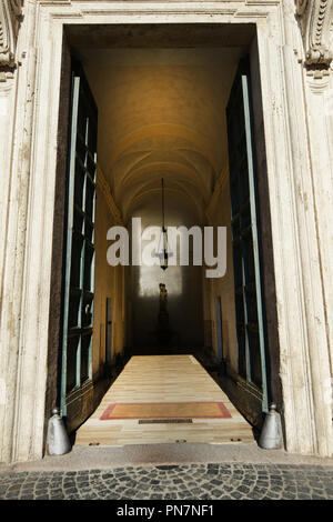 Palazzo Ferrini in Piazza di Pietra a Roma. Foto Stock