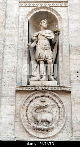 Statua di Carlo il Grande sulla facciata della chiesa di San Luigi dei Francesi - Chiesa di San Luigi dei Francesi a Roma, Italia Foto Stock