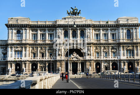 Il Palazzo di Giustizia vista dal Ponte Umberto I. Foto Stock