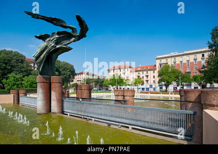 L'Italia, Lombardia, Milano, Vittorio Formentano Park ex Largo Marinai d'Italia, Marinai d'Italia monumento di Francesco Somaini Foto Stock