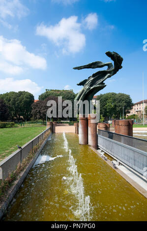 L'Italia, Lombardia, Milano, Vittorio Formentano Park ex Largo Marinai d'Italia, Marinai d'Italia monumento di Francesco Somaini Foto Stock