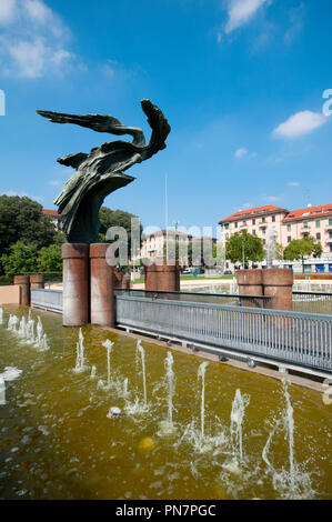 L'Italia, Lombardia, Milano, Vittorio Formentano Park ex Largo Marinai d'Italia, Marinai d'Italia monumento di Francesco Somaini Foto Stock