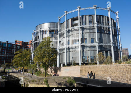 Appartamenti di lusso realizzato da Vittoriana convertita in titolari di gas al contenitore di gas Park, Kings Cross, London, Regno Unito Foto Stock