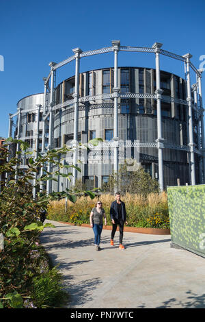 Appartamenti di lusso realizzati con gasholder vittoriani convertiti a gas Holder Park, Kings Cross, Londra, Regno Unito, Foto Stock