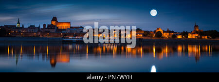 Città vecchia si riflette nel fiume al tramonto. Toruń Foto Stock