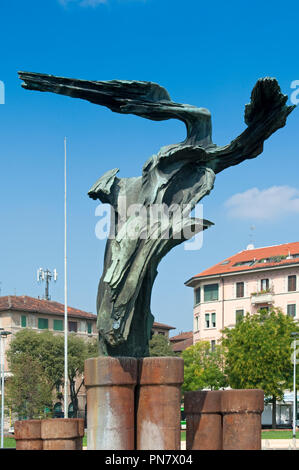 L'Italia, Lombardia, Milano, Vittorio Formentano Park ex Largo Marinai d'Italia, Marinai d'Italia monumento di Francesco Somaini Foto Stock