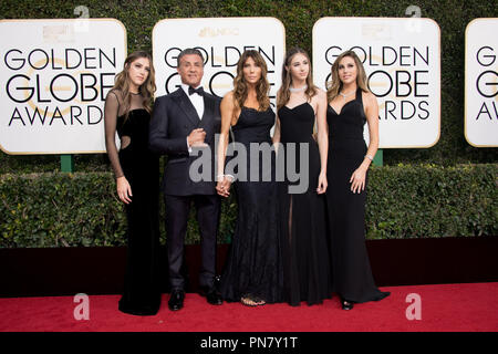 2017 Miss Golden Globe Stallon Sistina, attore Sylvester Stallone, Jennifer Flavin, 2017 Miss Golden Globe Scarlet Stallone e 2017 Miss Golden Globe Sophia Stallone partecipare alla 74Annuale di Golden Globe Awards presso il Beverly Hilton di Beverly Hills, CA domenica 8 gennaio 2017. Riferimento al file # 33198 155CCR per solo uso editoriale - Tutti i diritti riservati Foto Stock