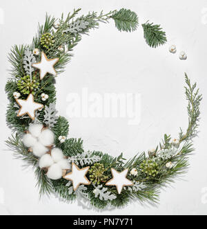 Composizione di Natale da abete,rametti di abete rosso e i cookie con cotone Foto Stock