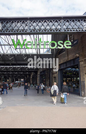 Waitrose Kings Cross, granaio Square, Camden, London, N1, Regno Unito Foto Stock