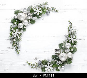 Palle di Natale con il ramo di abete su legno tavolo bianco Foto Stock