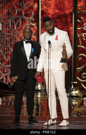 Barry Jenkins e Tarell Alvin McCraney accetta l'OSCAR® per la sceneggiatura adattata per lavorare su "Moonlight" durante il live ABC di teletrasmissione dell'ottantanovesimo Oscar® al Dolby® Theatre di Hollywood, CA domenica, 26 febbraio 2017. Riferimento al file # 33242 441THA per solo uso editoriale - Tutti i diritti riservati Foto Stock