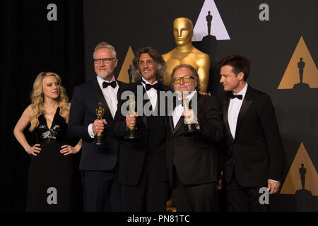 Kate McKinnon, Oscar® vincitori, Christopher Nelson, Giorgio Gregorini e Alessandro Bertolazzi e Jason Bateman pongono backstage con l'OSCAR® per il conseguimento di una trucco, per lavorare su "Suicide Squad" durante il live ABC di teletrasmissione dell'ottantanovesimo Oscar® al Dolby® Theatre di Hollywood, CA domenica, 26 febbraio 2017. Riferimento al file # 33242 510THA per solo uso editoriale - Tutti i diritti riservati Foto Stock