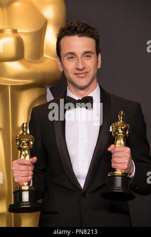 Justin Hurwitz pone backstage con l'OSCAR® per il conseguimento di una musica scritta per motion pictures (partitura originale) e per il conseguimento di una musica scritta per motion pictures (brano originale) per 'Città delle Stelle' per lavorare su "La La Terra" e durante il live ABC di teletrasmissione dell'ottantanovesimo Oscar® al Dolby® Theatre di Hollywood, CA domenica, 26 febbraio 2017. Riferimento al file # 33242 549THA per solo uso editoriale - Tutti i diritti riservati Foto Stock