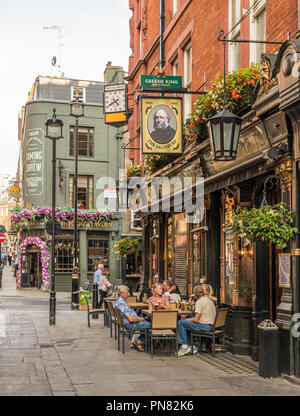 Londra. Settembre 2018. Una scena di strada a Covent Garden di Londra Foto Stock