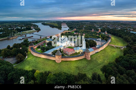 Vista aerea di Veliky Novgorod cremlino al crepuscolo, Russia Foto Stock