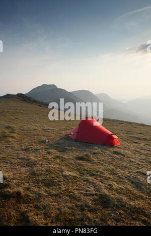 Campeggio selvaggio su Mynydd Moel, parte dell'Cadair Idris massiccio. Parco Nazionale di Snowdonia. Il Galles. Regno Unito. Foto Stock