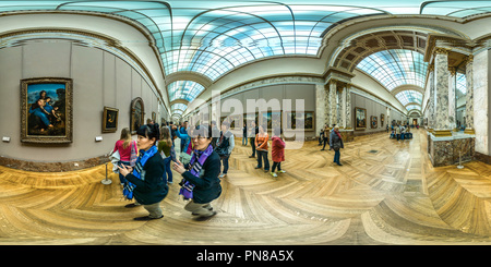 Visualizzazione panoramica a 360 gradi di Da Vinci presso il Louvre, Denon, sala 5. Parigi, 2014.