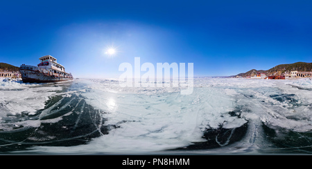 Visualizzazione panoramica a 360 gradi di Vecchia nave arrugginito sulla costa del lago Baikal tra i ghiacci. ampio panorama distorsione fisheye