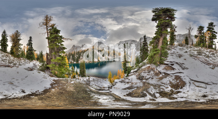 Visualizzazione panoramica a 360 gradi di Lago Blu, lato Ovest Vista, Okanogan Wenatchee National Forest, stato di WA