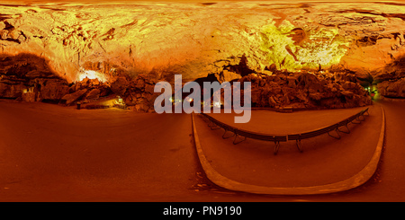 Visualizzazione panoramica a 360 gradi di Grand Arch Grotta di notte, Caverne di Jenolan, Nuovo Galles del Sud, Australia