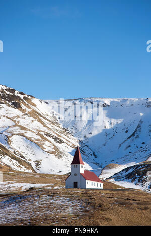 Tradizionale islandese caratteristico legno chiesa luterana Vikurkirkja a V'k i Myrdal, Sud Islanda Foto Stock