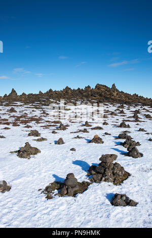 Lauskalavarda, una cresta di lava con la pietra di Cairns e lava vulcanica tumuli tra Vik e Kirkjubaejarklaustur vicino vulcano Katla nel sud dell'Islanda Foto Stock