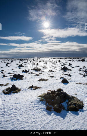 Lauskalavarda, una cresta di lava con la pietra di Cairns e lava vulcanica tumuli tra Vik e Kirkjubaejarklaustur vicino vulcano Katla nel sud dell'Islanda Foto Stock