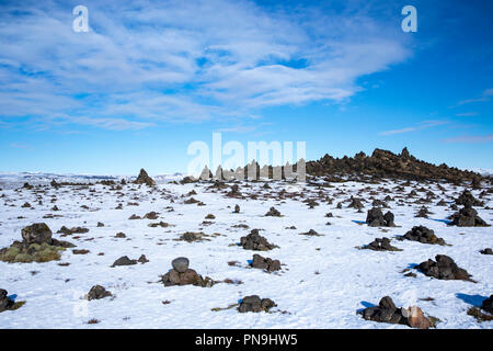 Lauskalavarda, una cresta di lava con la pietra di Cairns e lava vulcanica tumuli tra Vik e Kirkjubaejarklaustur vicino vulcano Katla nel sud dell'Islanda Foto Stock