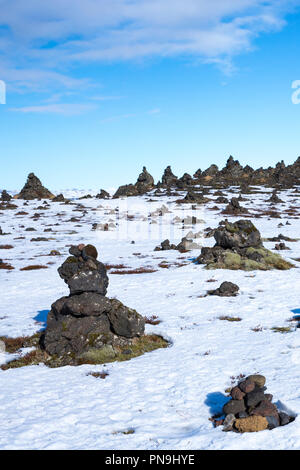 Lauskalavarda, una cresta di lava con la pietra di Cairns e lava vulcanica tumuli tra Vik e Kirkjubaejarklaustur vicino vulcano Katla nel sud dell'Islanda Foto Stock