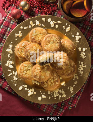 Frangipane pasticci di carne macinata con topping di mandorla. Cibo festoso REGNO UNITO Foto Stock