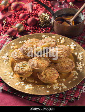 Frangipane pasticci di carne macinata con topping di mandorla. Cibo festoso REGNO UNITO Foto Stock