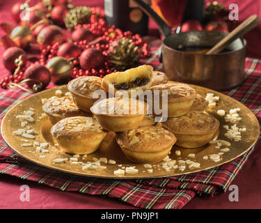 Frangipane pasticci di carne macinata con topping di mandorla. Cibo festoso REGNO UNITO Foto Stock