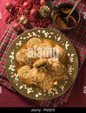 Frangipane pasticci di carne macinata con topping di mandorla. Cibo festoso REGNO UNITO Foto Stock