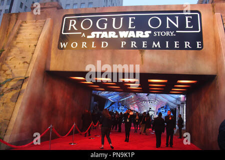 Atmosfera 12/10/2016 La Premiere mondiale di 'Rogue uno: Star Wars Storia" tenutasi presso il Pantages Theatre di Los Angeles, CA Foto di Izumi Hasegawa / HNW / PictureLux Foto Stock