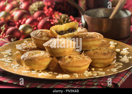 Frangipane pasticci di carne macinata con topping di mandorla. Cibo festoso REGNO UNITO Foto Stock