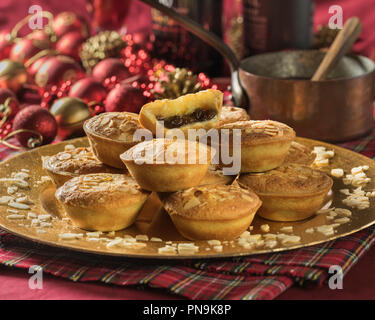 Frangipane pasticci di carne macinata con topping di mandorla. Cibo festoso REGNO UNITO Foto Stock