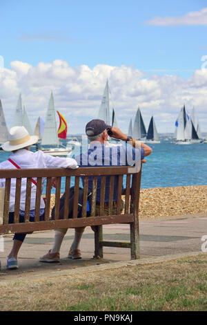 Coppia matura guarda lo yacht racing durante Lendy Cowes Week (2018), Cowes, Isle of Wight, Regno Unito Foto Stock