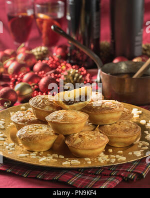 Frangipane pasticci di carne macinata con topping di mandorla. Cibo festoso REGNO UNITO Foto Stock