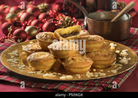 Frangipane pasticci di carne macinata con topping di mandorla. Cibo festoso REGNO UNITO Foto Stock