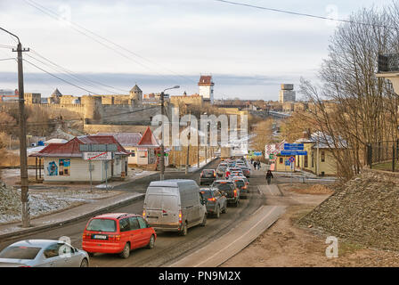 IVANGOROD, Russia - 3 gennaio 2017: Linea di auto e pedoni sul russo - estone di confine. Vista dal territorio russo. Foto Stock